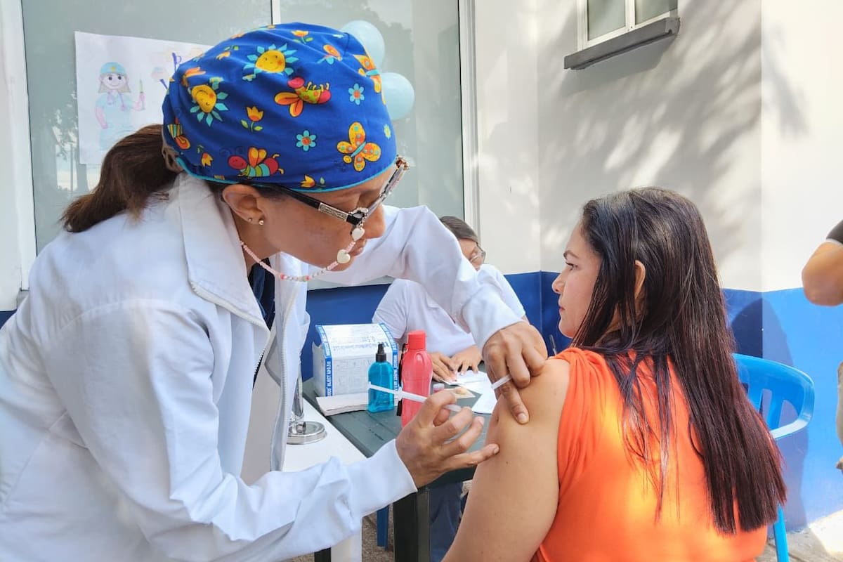 Niños, jóvenes, adultos y adultos mayores podrán acceder gratuitamente a las vacunas disponibles durante la Jornada Nacional de Vacunación que se realizará este sábado en Barrancabermeja.
Suministrada/Vanguardia
