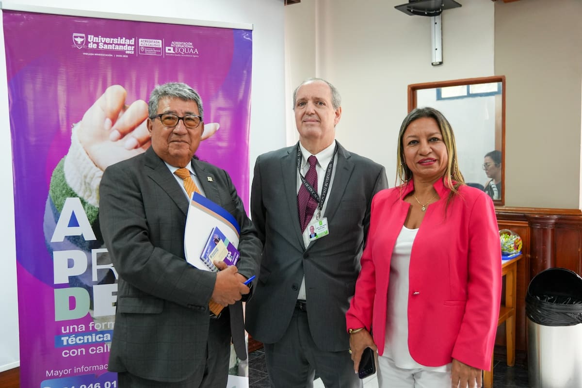 Patricio López Jaramillo, rector de UDES; Lázaro Tobón Vallejo, líder del proceso de Inspección y Vigilancia de la Secretaría de Educación de Bucaramanga; y Elga Ximena Acevedo Castrillón, subdirectora de Educación para el Trabajo de la Universidad de Santander. Suministrada / VANGUARDIA