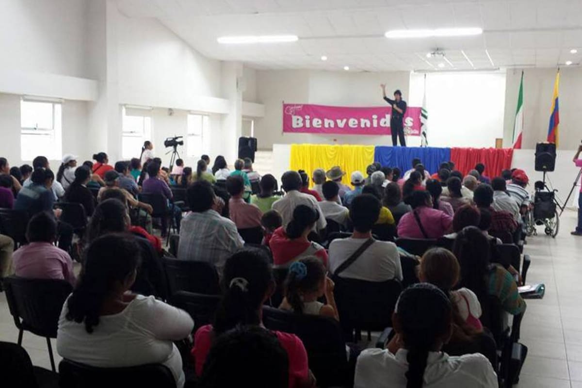 Aspectos de la presentación de Jhon Ardila en el auditorio Comfenalco, en una jornada con víctimas del conflicto armado residentes en Barbosa. (Foto: Suministrada/VANGUARDIA LIBERAL )