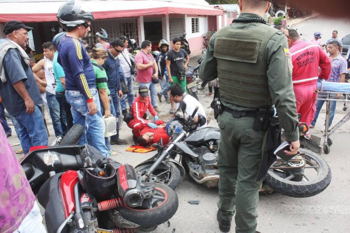 En la imagen se observa el choque entre dos motocicletas en el barrio María Eugenia, de la Comuna Siete. La emergencia fue atendida por el Cuerpo de Bomberos de Barrancabermeja. (Foto: JAVIER ALVARADO)
