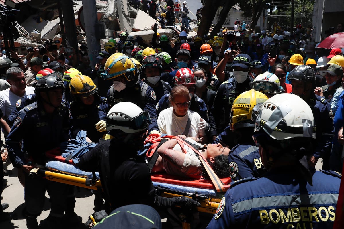FOTODELDÍA AME8078. CALI (COLOMBIA), 11/08/2026.- Integrantes del cuerpo de Bomberos de Cali rescatan a Diana Troncoso (c) entre los escombros que dejó el terremoto de magnitud 7,4, este martes en Torres del Limonar, en Cali (Colombia). EFE/ Ernesto Guzmán