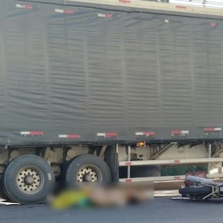 Accidente entre una moto, una bicicleta y una tractocamión dejó un muerto en Girón