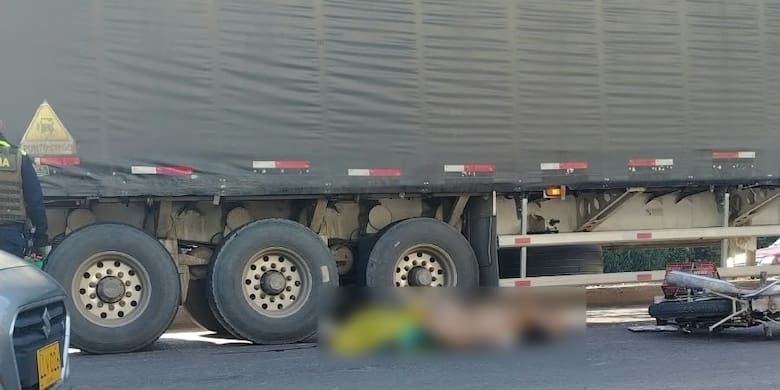 Accidente entre una moto, una bicicleta y una tractocamión dejó un muerto en Girón