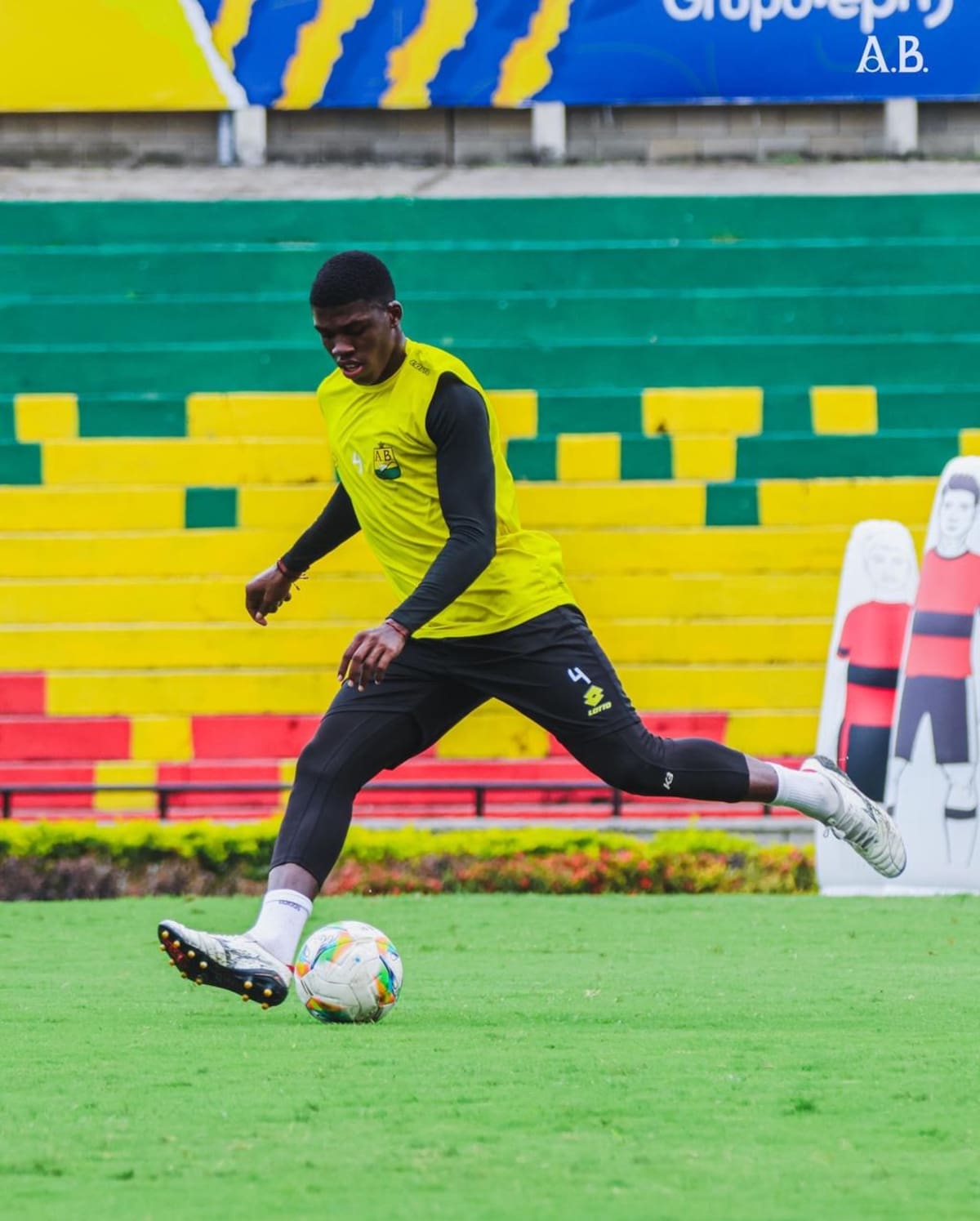 José García se ha ganado un lugar en la defensa de Atlético Bucaramanga. Foto: cortesía Atlético Bucaramanga.