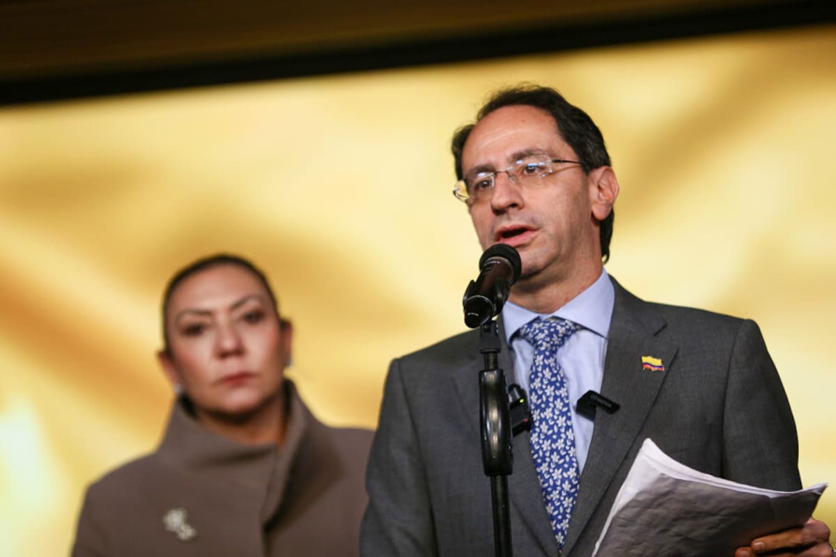 El vicepresidente electo José Manuel Restrepo brindó declaraciones luego de terminar la primera reunión oficial de empalme con el gobierno saliente, esto junto a parte de su equipo de empalme como María Isabel Campo, Elsa Noguera, Carolina Restrepo y Jerome Sanabria.