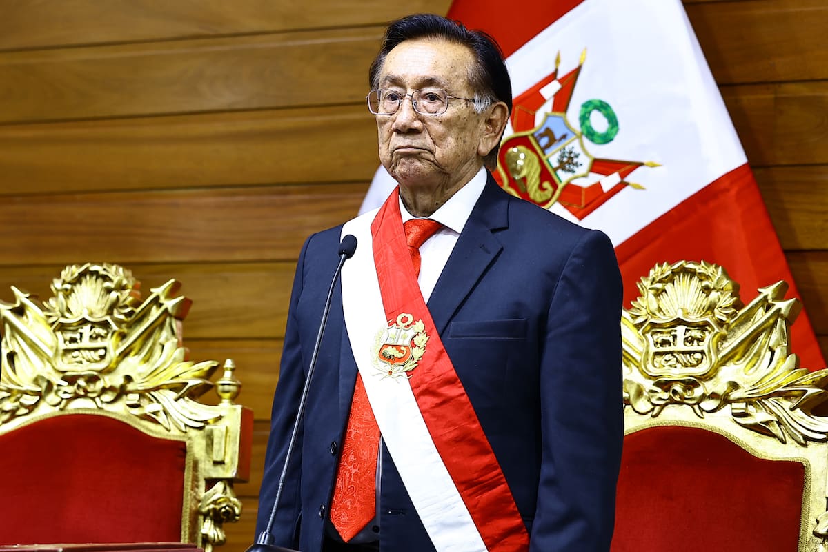 José María Balcázar con la banda presidencial tras ser elegido presidente interino de Perú.
Foto: Congreso de Perú