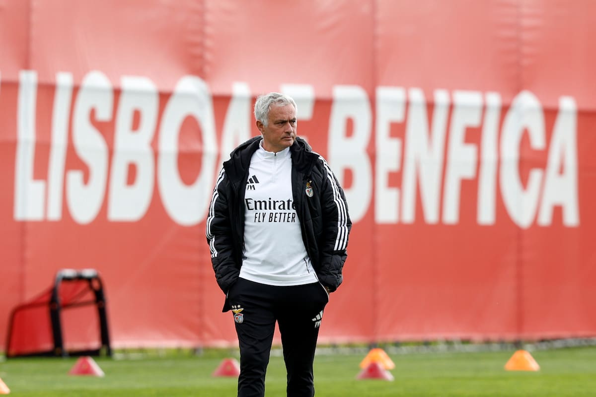El entrenador del Benfica, el portugués José Mourinho, durante el entrenamiento de este lunes en Seixal (Portuga). EFE/EPA/ANTONIO PEDRO SANTOS