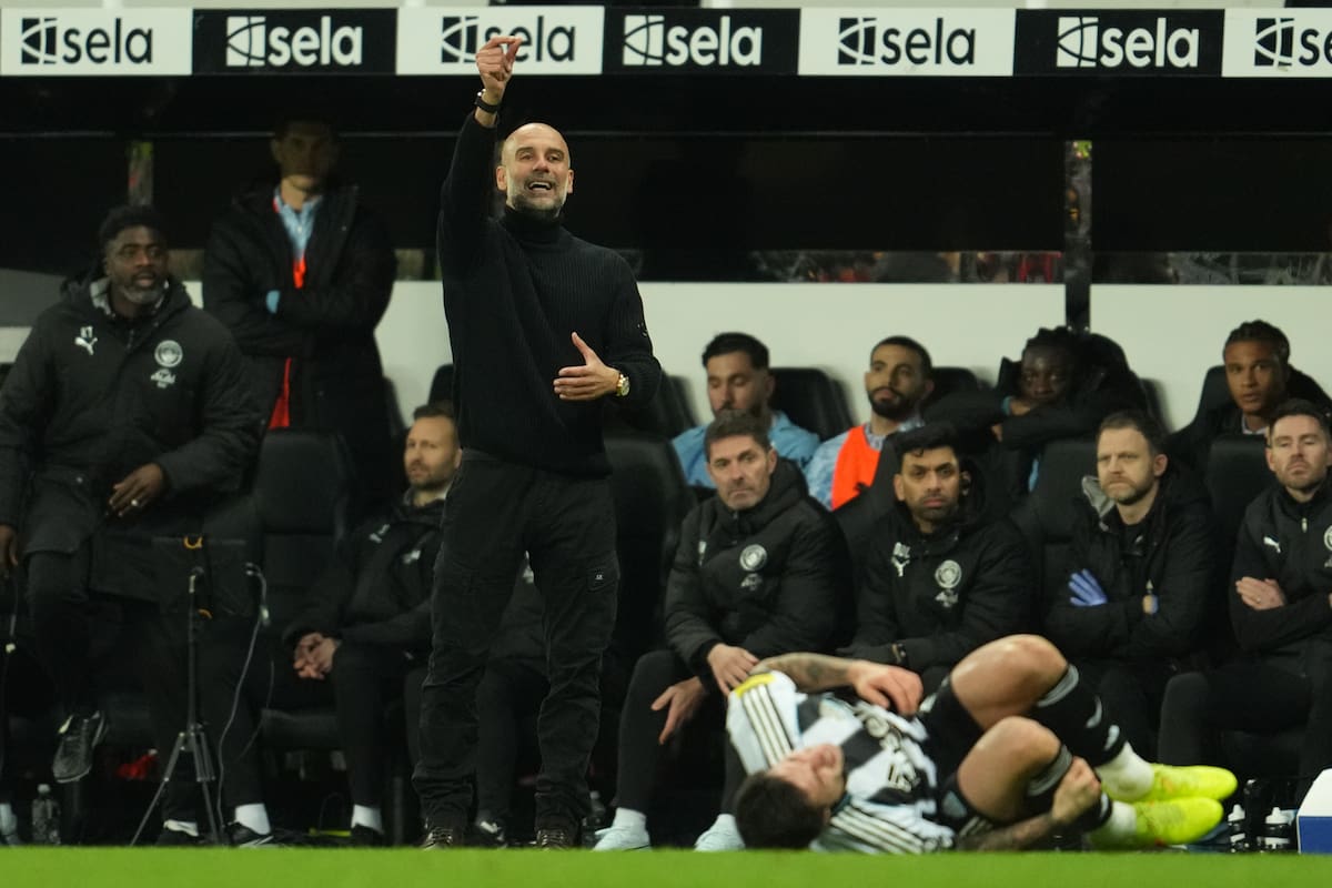 Josep Guardiola se mostró frustrado con las decisiones arbitrales entre Newcastle United y Manchester City. //Foto, AP: Jon Super