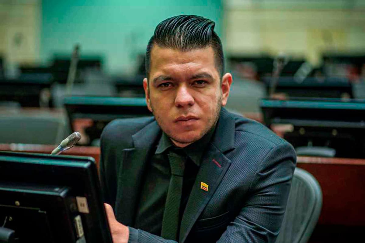 Tras meses de tensiones no conciliables entre el “ala petrista” y la oposición, la Dirección Nacional del partido dio luz verde a la separación, y el CNE tendrá la última palabra en esta reconfiguración del mapa político colombiano.