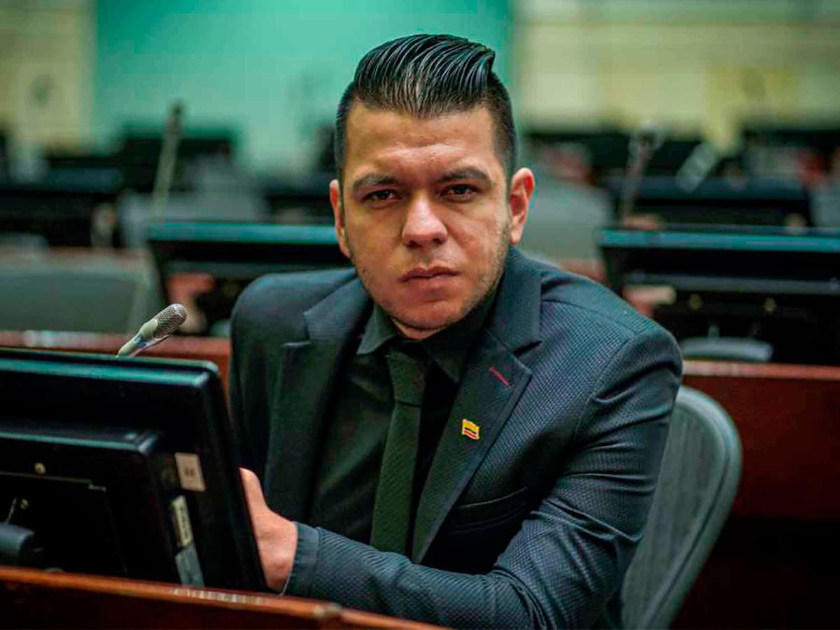 El senador JP Hernández cuestiona los viajes de Gustavo Petro al exterior por sus constantes desapariciones. Archivo/VANGUARDIA