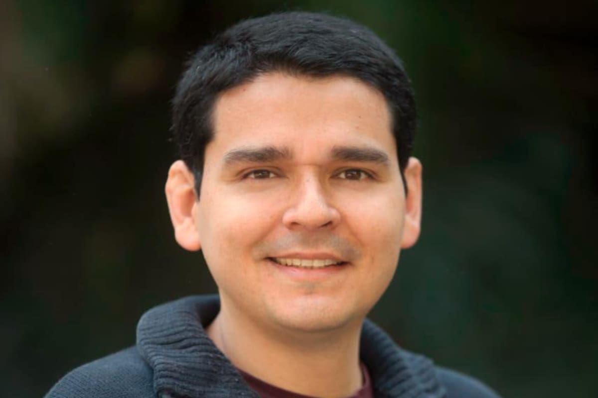 Camilo Enrique Gómez López es un joven abogado que se graduó en las letras y en la poesía. La charla virtual que se vivió con él, en Ulibro, contó con la moderación de la reconocida escritora Luz Mary Giraldo.