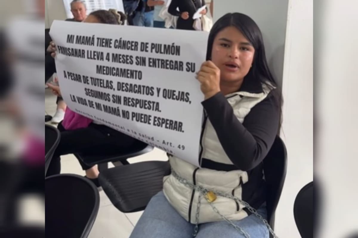Joven se encadena en Famisanar y denuncia que su madre con cáncer lleva meses sin medicamento.
Foto: captura de video.