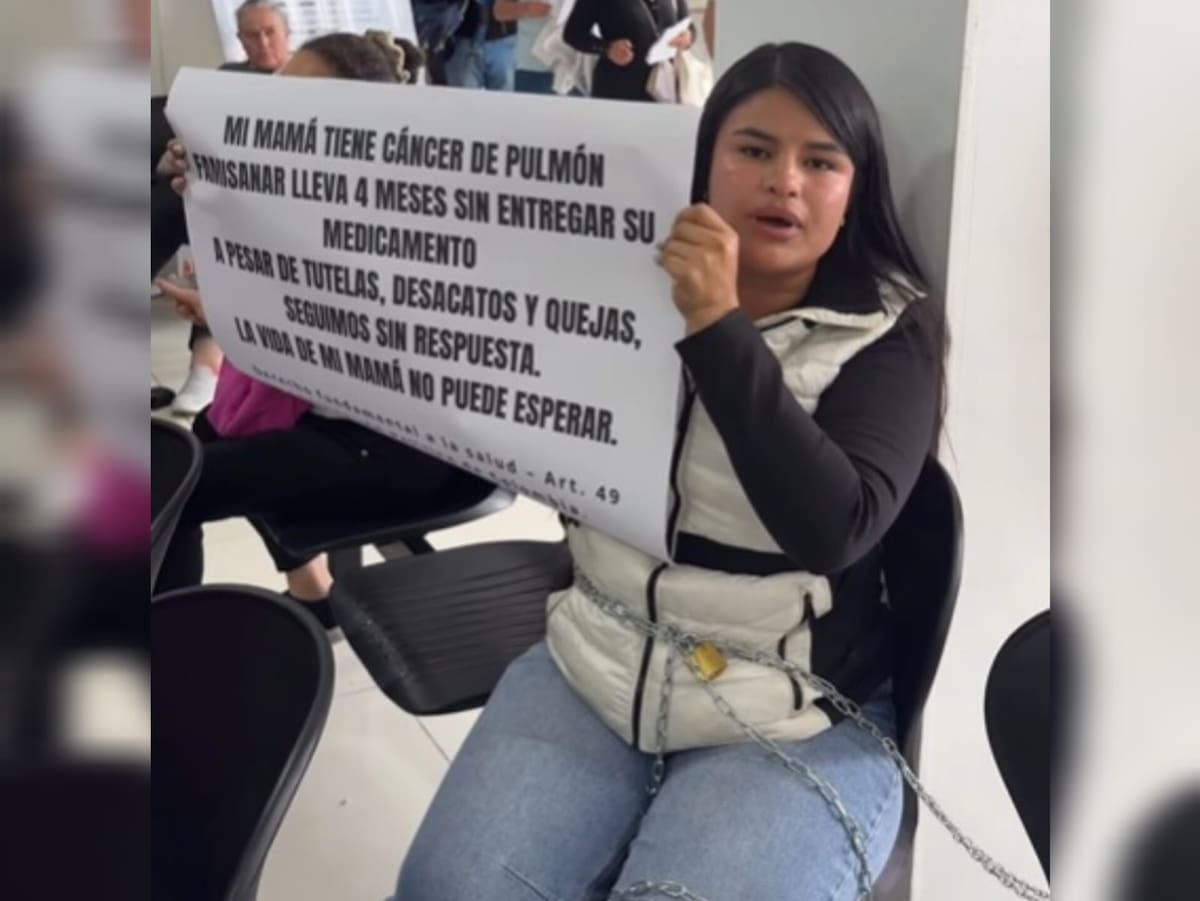 Joven se encadena en Famisanar y denuncia que su madre con cáncer lleva meses sin medicamento.
Foto: captura de video.