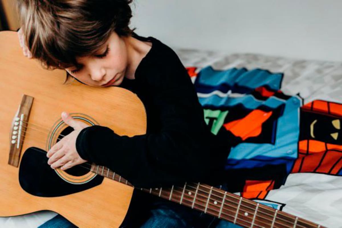 Aquellos niños que crecen escuchando música, cantando canciones, y moviéndose al ritmo de la música gozan de un mejor sistema sensorial, creando más enlaces en las conexiones neuronales del cerebro. ¿Eres uno de ellos? Vamos a descubrirlo. (Foto: tomada de Freepik / VANGUARDIA).