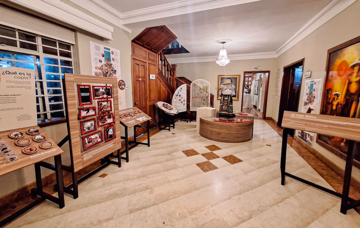 Jóvenes universitarios convierten el bordado y la guabina en una experiencia interactiva para preservar la memoria cultural de Vélez. Foto suministrada/VANGUARDIA