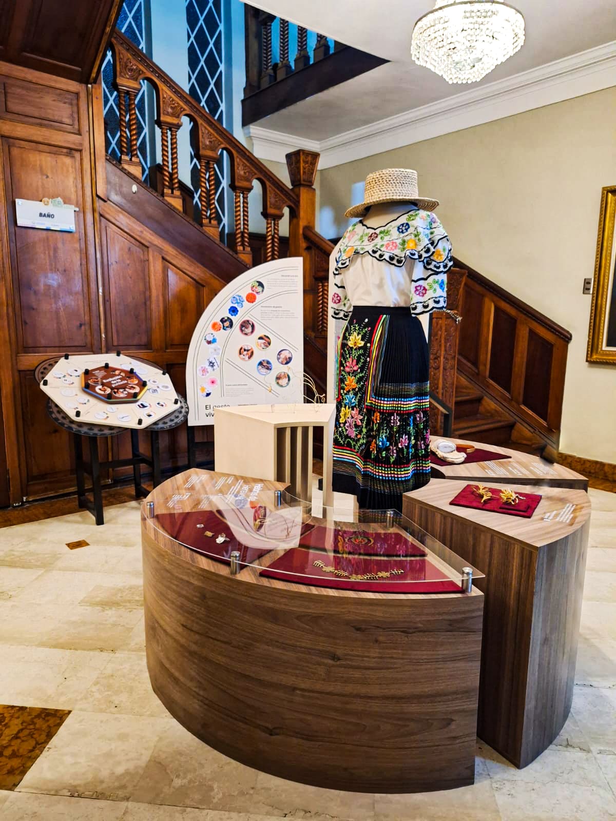 Jóvenes universitarios convierten el bordado y la guabina en una experiencia interactiva para preservar la memoria cultural de Vélez. Foto suministrada/VANGUARDIA