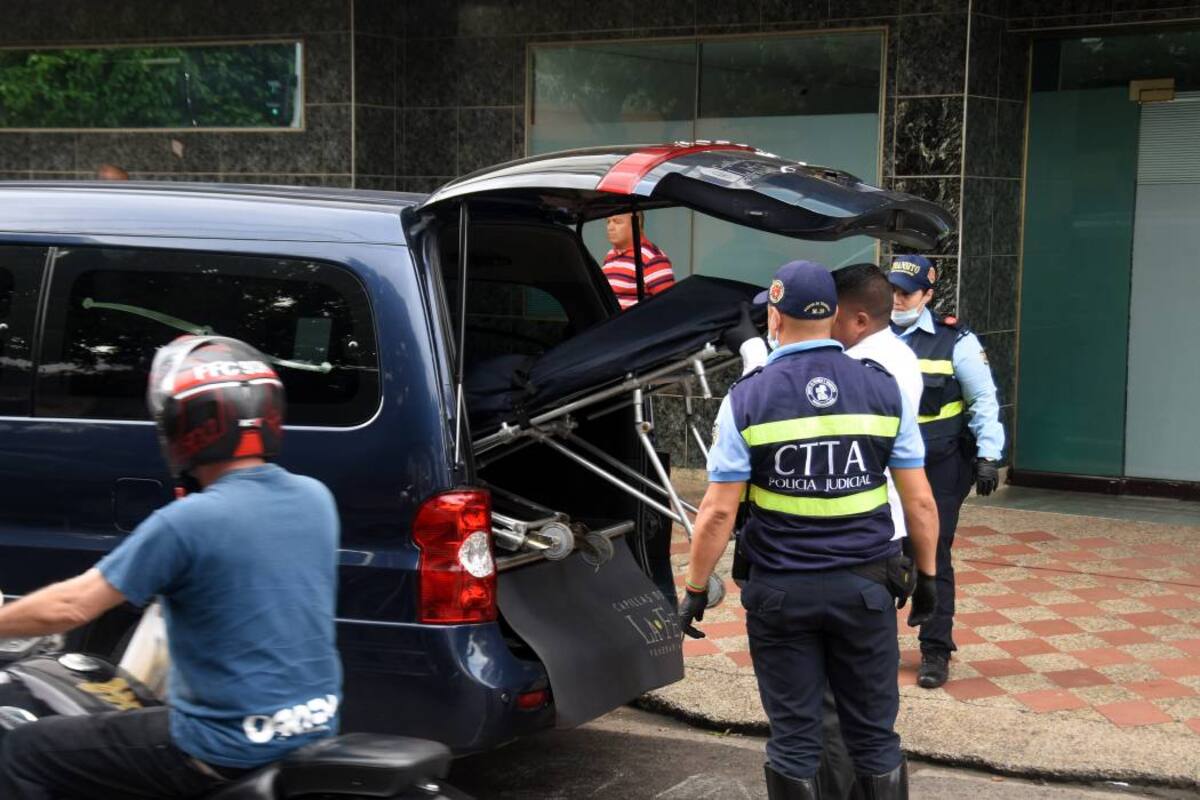 Ayer personal de la Inspección de Tránsito realizó el respectivo levantamiento del cadáver de la joven venezolana María Siray Gómez. (Foto: Édgar Pernett S./VANGUARDIA LIBERAL)
