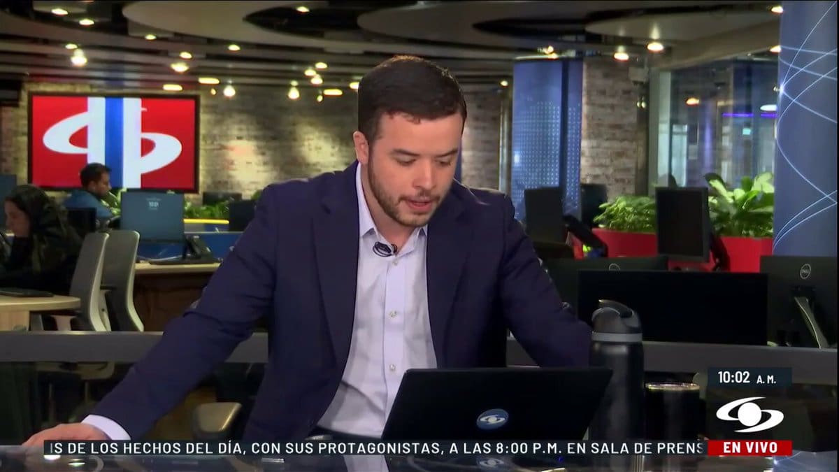 Hacen ‘pistola’ a periodista de Noticias Caracol en plena transmisión en vivo durante las elecciones en Bogotá.