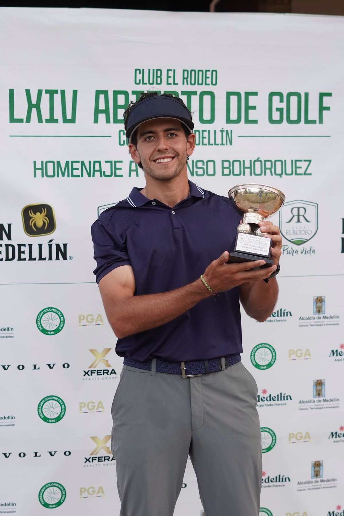 El golfista santandereano Juan Camilo Vesga reafirmó su dominio en el circuito nacional con una nueva victoria en el LXIV Abierto de Golf El Rodeo de Medellín.