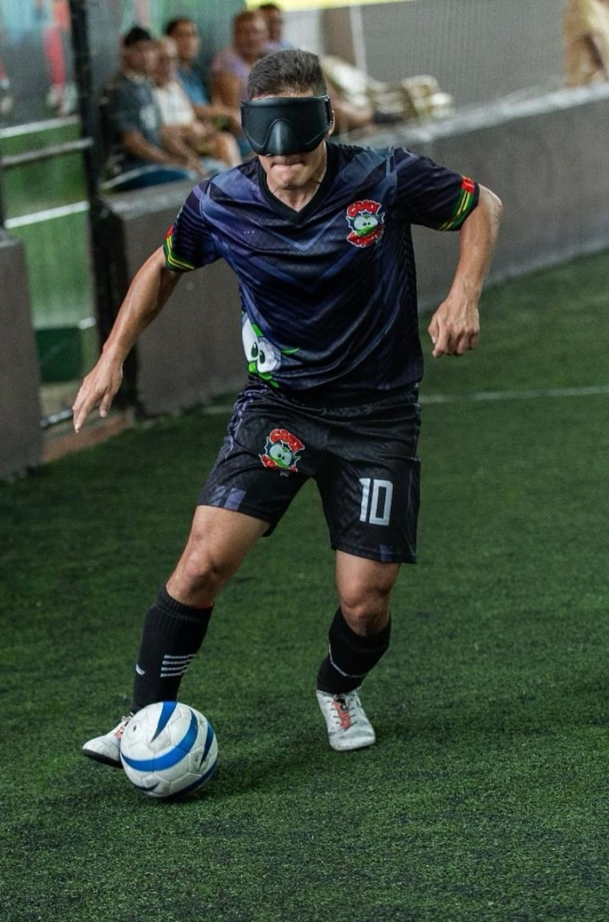 En las canchas del fútbol para ciegos, las diferencias desaparecen y todos juegan por un mismo objetivo. Esa es la filosofía que ha guiado la vida de Juan David Pérez, referente de la Selección Colombia y uno de los impulsores de esta disciplina en Bucaramanga.
