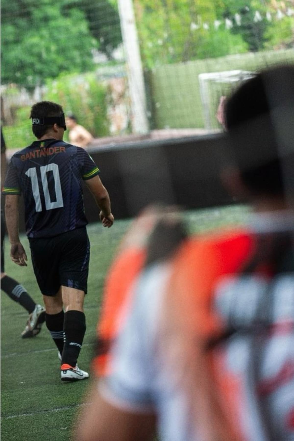 Detrás del sonido de un balón adaptado se esconde una historia de resiliencia, comunidad e inclusión. Desde Santander, Juan David Pérez ha llevado el nombre de Colombia por el mundo mientras demuestra que el fútbol puede convertirse en una poderosa herramienta de desarrollo humano.