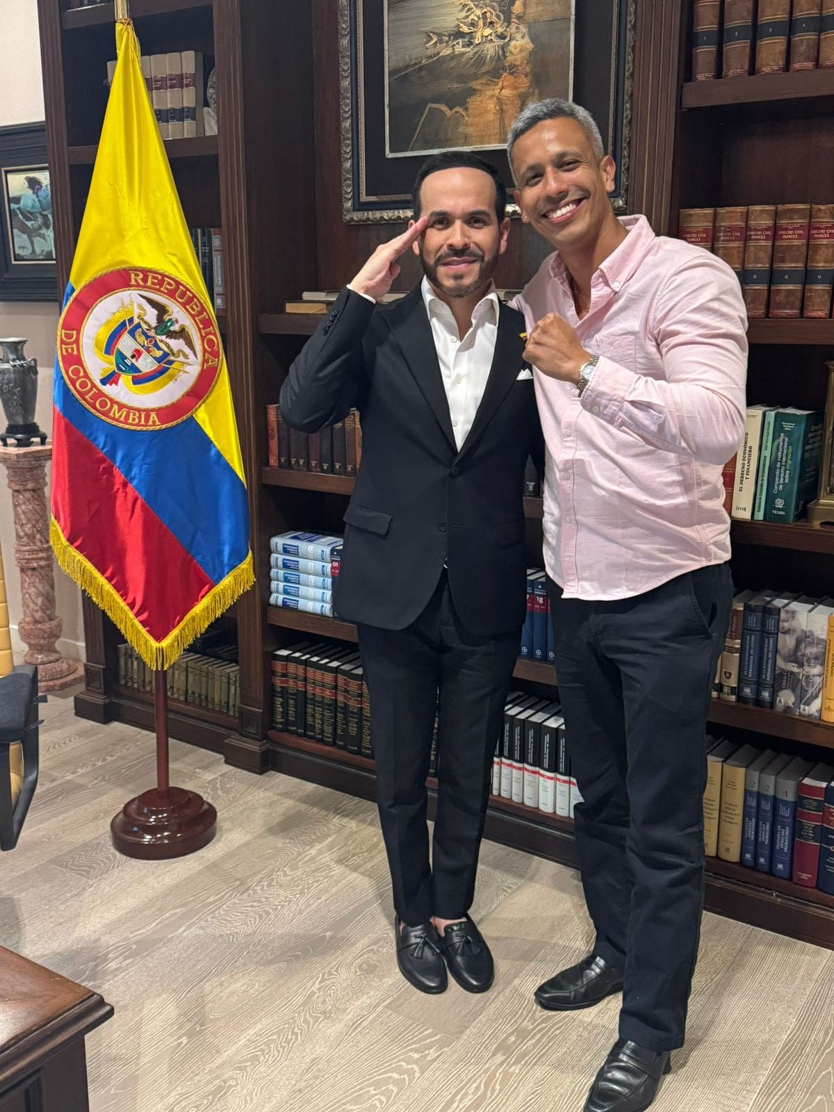 Detrás de la imagen del exitoso abogado y empresario se esconde un hombre que hace recorridos por su casa con humor, regala libros firmados y financia la ayuda a animales callejeros con su propia marca de café.