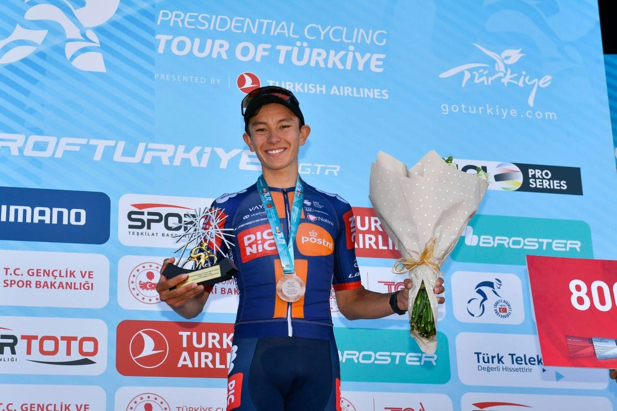 A sus 20 años Juan Guillermo Martínez logró su primer podio en Europa en el Tour de Turquía 2025. (Foto Tour of Türkiye © Team Picnic PostNL)