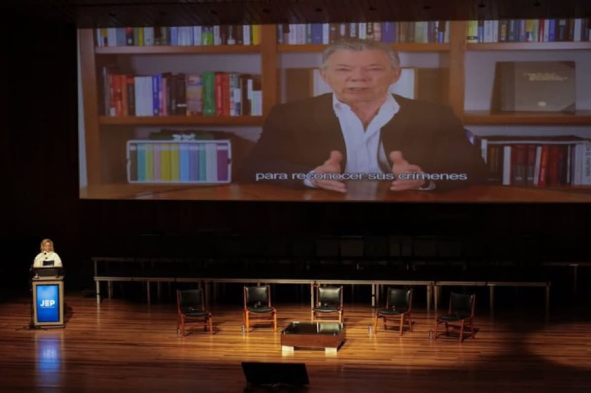 El expresidente Juan Manuel Santos destacó los avances de la JEP en el esclarecimiento de los crímenes del conflicto armado y el reconocimiento de responsabilidad por parte de antiguos integrantes de las Farc. Foto de: JEP_Colombia // X .