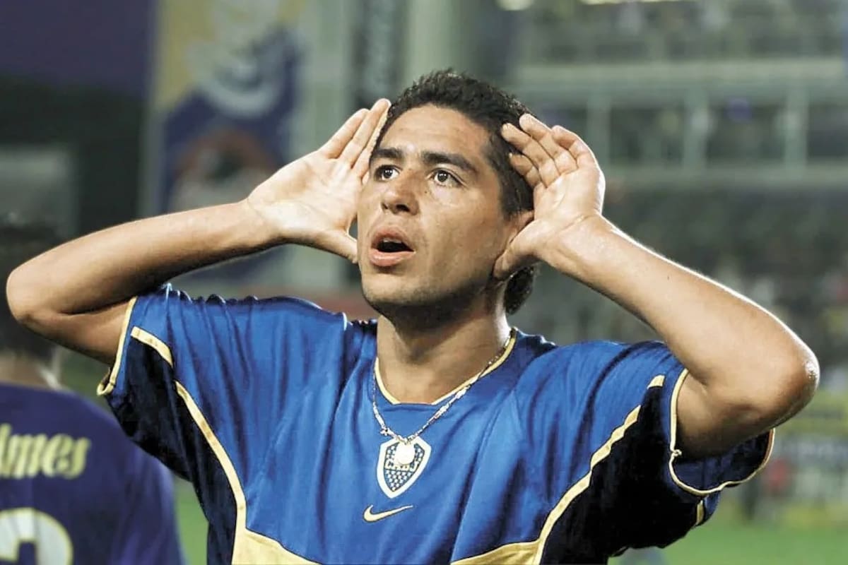 El festejo que comenzó como chicana y se volvió un ícono del fútbol: el Topo Gigio de Riquelme. /FOTO: Archivo