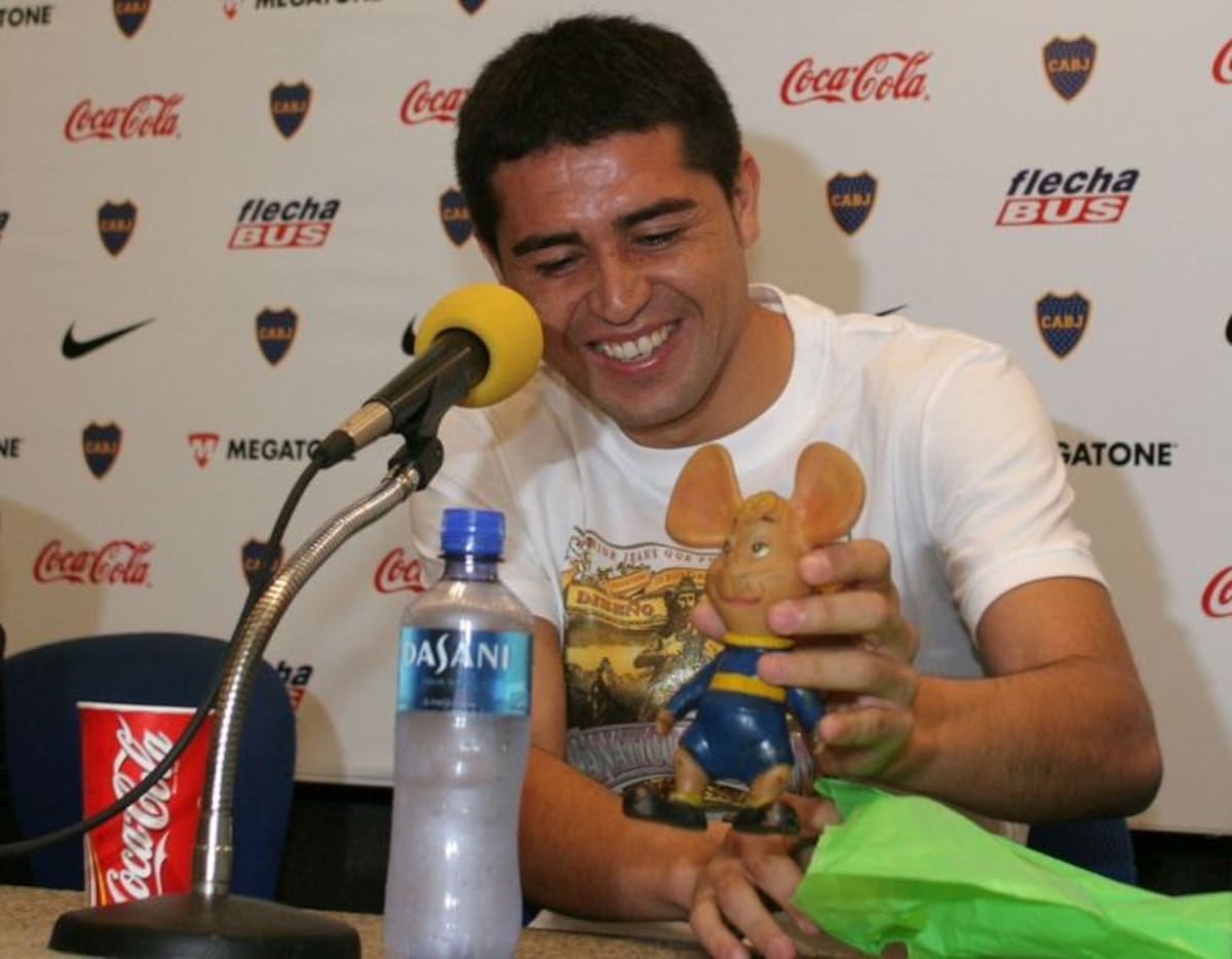 Riquelme y el Topo Gigio. El mensaje oculto contra la dirigencia. FOTO: Archivo