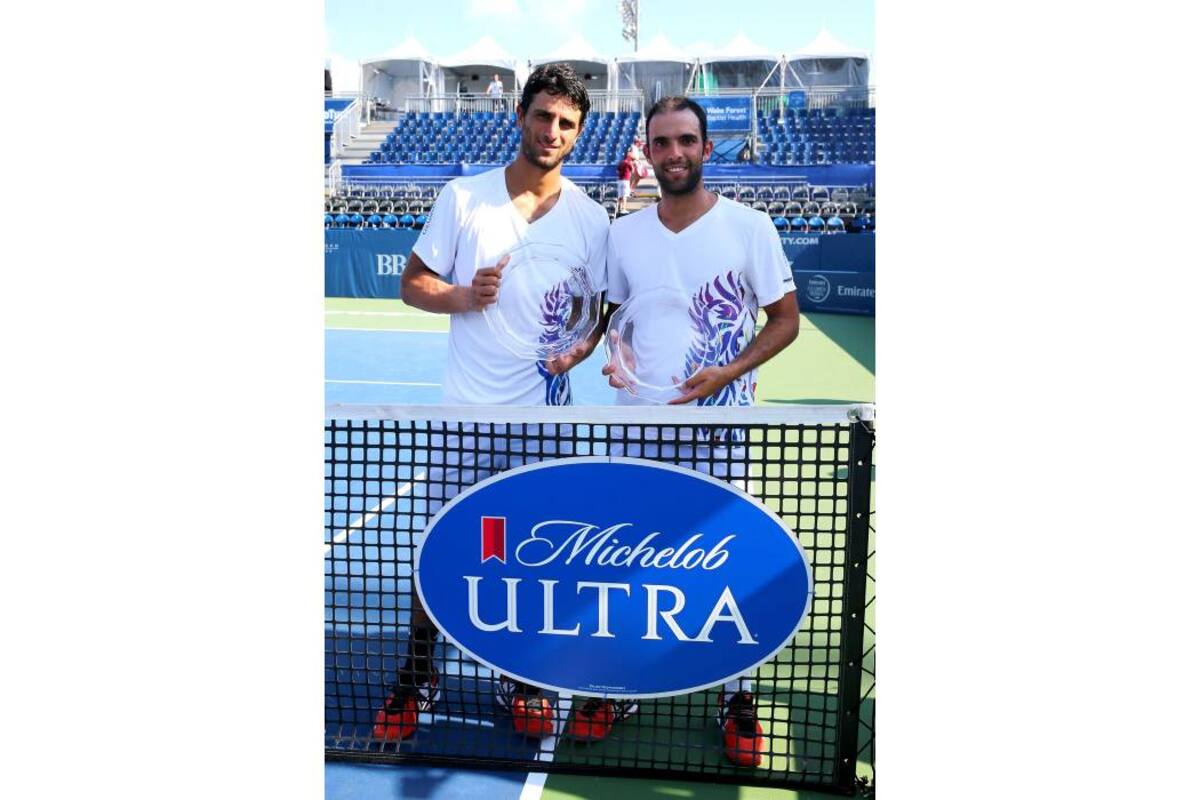 Los colombianos Roberth Farah y Juan Sebastián Cabal exhiben los trofeos que los acreditan como campeones del ATP 250 de Winston Salem, Estados Unidos. (Foto: AFP / VANGUARDIA LIBERAL)