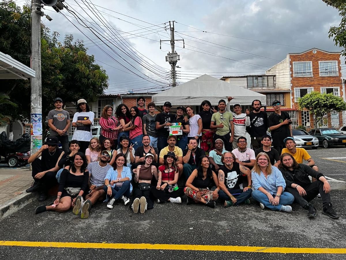 Detrás de Juegan como niñas está un equipo de profesionales de la industria audiovisual encabezado por Mario Mantilla como showrunner. La dirección estuvo a cargo de Isabel Martínez; la producción, de Maye Cely y Andrea García; y la realización, de David Carlier.
Los guiones fueron escritos por Catalina Serrano y Smith Cuenca. Charly Galván asumió la dirección de fotografía; Yennifer Camacho, la dirección de arte; y el estudio Casa Resonante, la dirección y masterización del sonido. La dirección actoral estuvo en manos de Paola García, profesora del área de teatro de la Escuela Municipal de Artes de Bucaramanga. Foto suministrada/VANGUARDIA