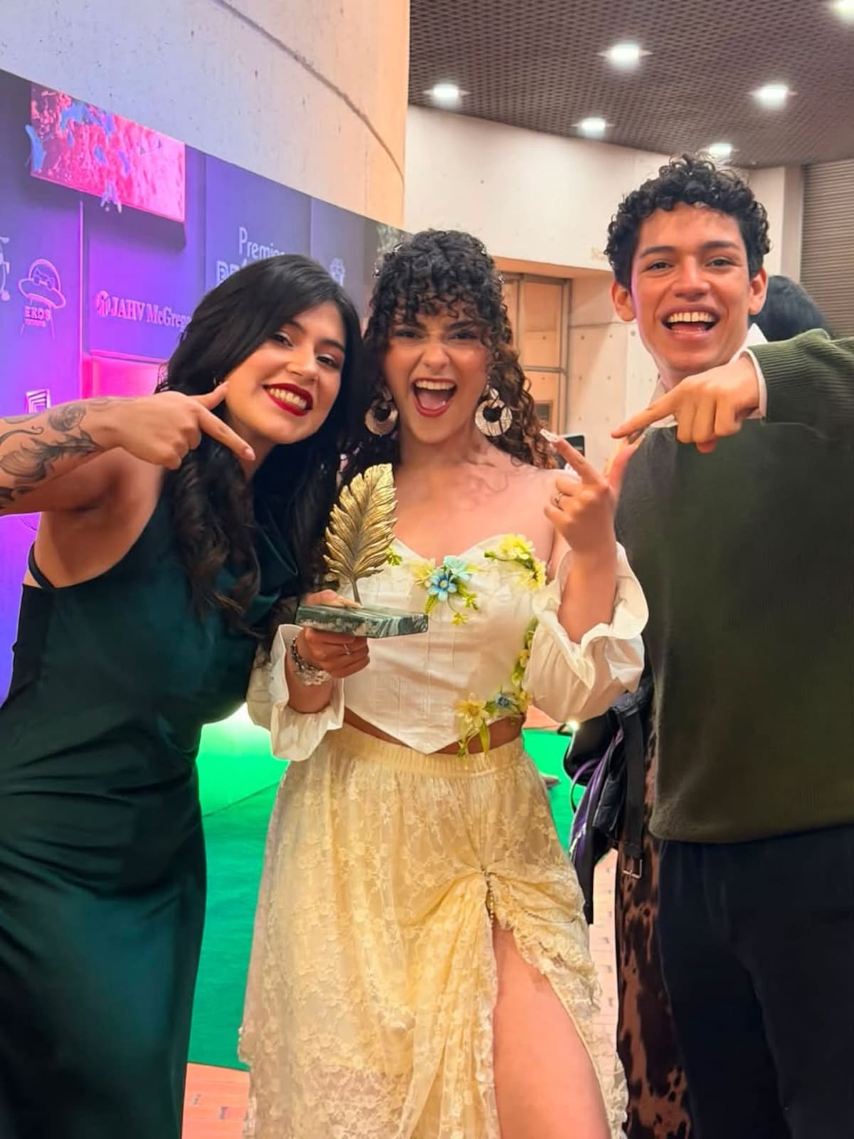 Juegan como niñas está protagonizada por las jóvenes actrices Mariale Aizpurúa, Smith Cuenca, Annie Ortega y Tania Villamizar. El elenco lo completan Julio Pachón, Juliana Posso y Paola García, junto con actores juveniles y futbolistas pertenecientes a clubes de Santander, departamento donde fue rodada la producción. Foto suministrada/VANGUARDIA
