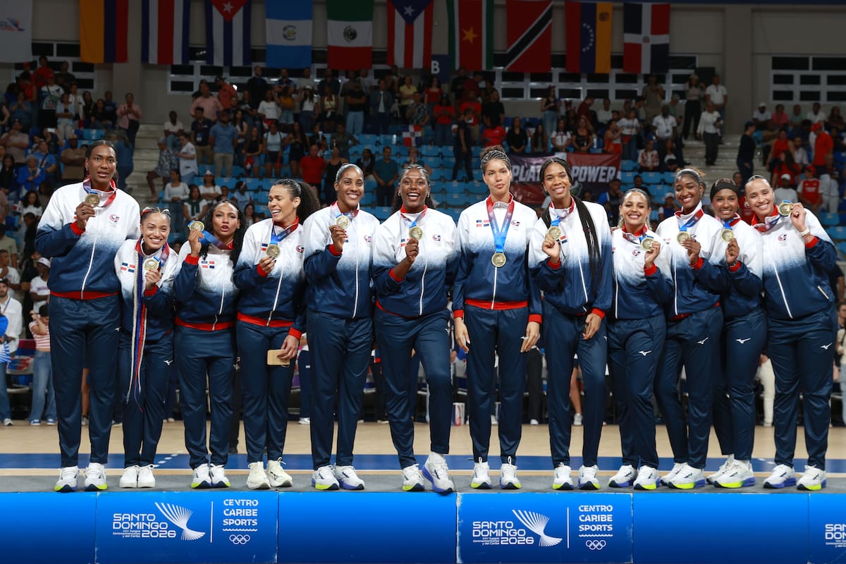 AMDEP321. SANTO DOMINGO (REPÚBLICA DOMINICANA), 07/08/2026.- Jugadoras de República Dominicana posan en el podio al ganar la medalla de oro en Voleibol este viernes, en los XXV Juegos Centroamericanos y del Caribe Santo Domingo 2026, en Santo Domingo (República Dominicana). EFE/Orlando Barría