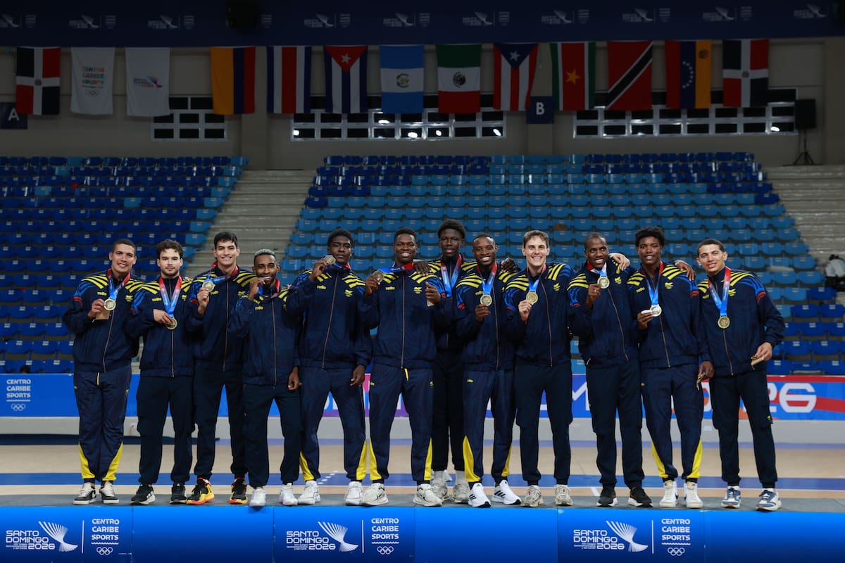 Jugadores de Colombia posan en el podio, luego de conseguir la medalla de oro en voleibol masculino ante Puerto Rico durante los XXV Juegos Centroamericanos y del Caribe Santo Domingo 2026. //Foto, EFE: Orlando Barría