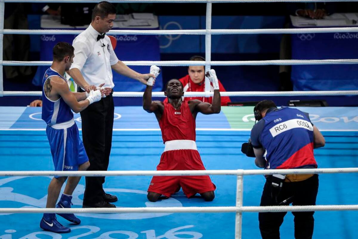 Brasil, Rio de Janeiro. 09 de agosto de 2016. Avanza el torneo de Boxeo Masculino en los Juegos Olímpicos Río 2016. En la foto: El colombiano Yuberjen “El Tremendo” Martínez (Rojo), quien derrotó al español Samuel Carmona (Azul). (Colprensa - Mauricio Alvarado)