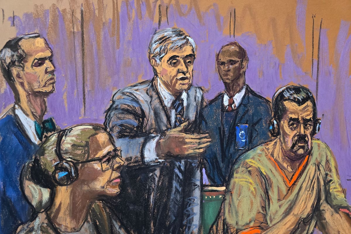 UA9395. NUEVA YORK (NY, EE.UU.), 26/03/2026.- Fotografía de un dibujo realizado por la artista Jane Rosenberg donde aparece el presidente depuesto de Venezuela, Nicolás Maduro (d), junto a su esposa Cilia Flores (2-i), y sus abogados Mark Donnelly (i) y Barry pollack (c), durante su comparecencia este lunes, ante un tribunal federal en Nueva York (EE.UU.). EFE/Jane Rosenberg