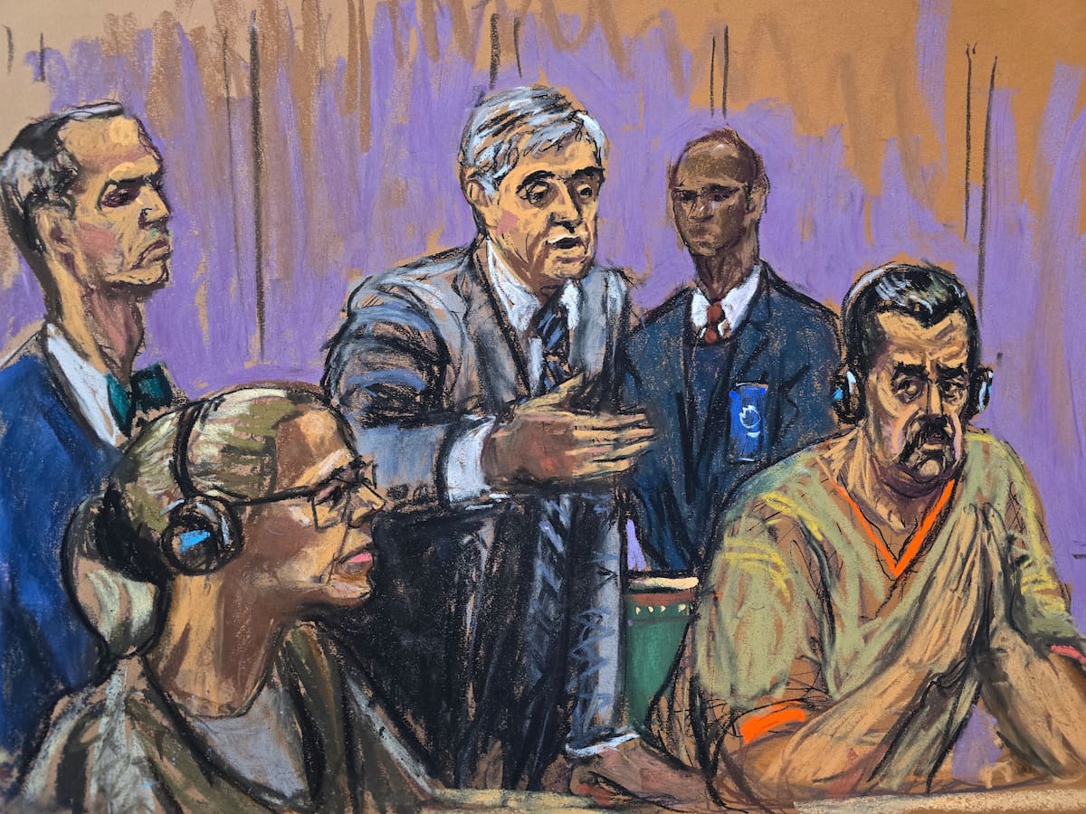 UA9395. NUEVA YORK (NY, EE.UU.), 26/03/2026.- Fotografía de un dibujo realizado por la artista Jane Rosenberg donde aparece el presidente depuesto de Venezuela, Nicolás Maduro (d), junto a su esposa Cilia Flores (2-i), y sus abogados Mark Donnelly (i) y Barry pollack (c), durante su comparecencia este lunes, ante un tribunal federal en Nueva York (EE.UU.). EFE/Jane Rosenberg