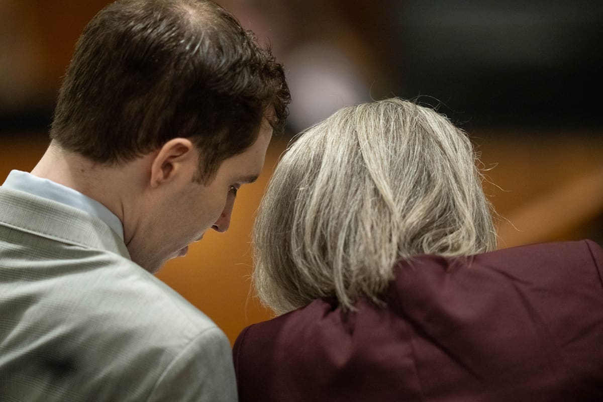 Tyler Robinson, acusado del tiroteo mortal contra Charlie Kirk, habla con la abogada defensora Staci Visser durante los alegatos finales de su audiencia preliminar en el Tribunal del Cuarto Distrito de Provo, Utah, EE. UU., el 1 de septiembre de 2026. EFE/EPA/FRANCISCO KJOLSETH / POOL