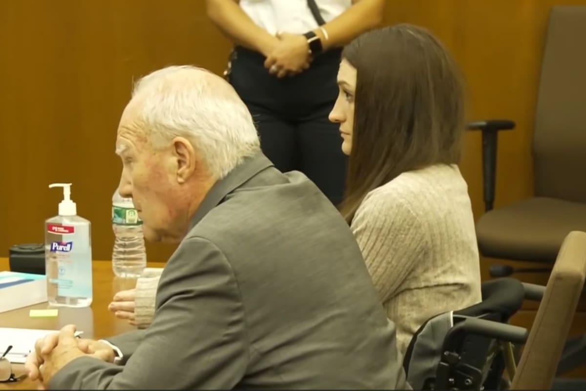 Captura de video tomada de la Corte Superior de Plymouth, Massachusetts que muestra a Lindsay Clancy (d), la mujer acusada de matar a sus tres hijos en Massachusetts. EFE/ Corte Superior de Plymouth, Massachusetts