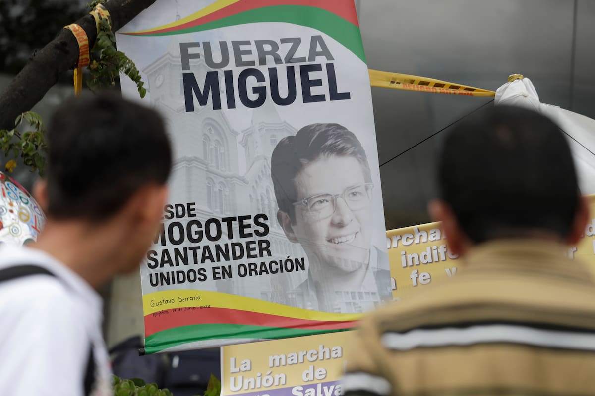 Personas oran en un altar improvisado frente a la Fundación Santa Fe, lugar donde permanece hospitalizado el senador colombiano Miguel Uribe Turbay, este domingo en Bogotá (Colombia). EFE/ VANGUARDIA