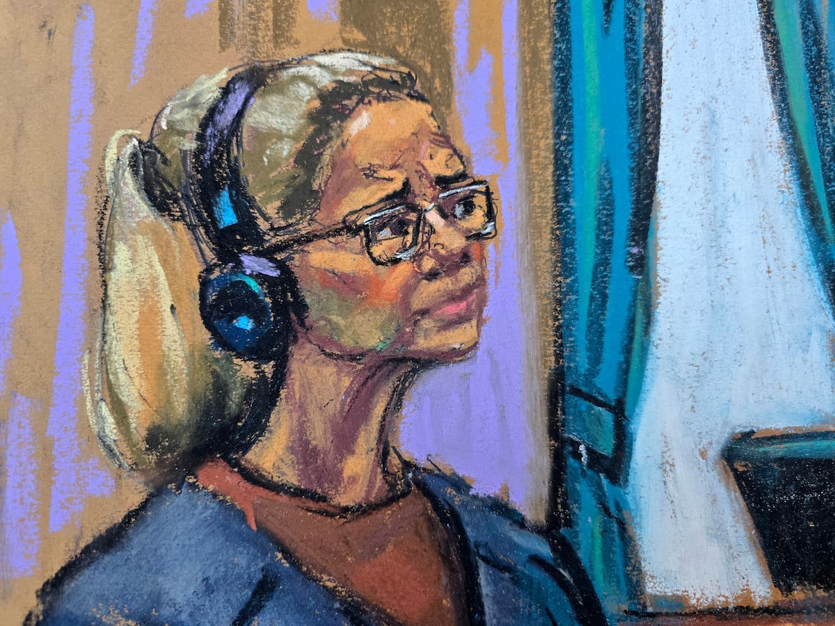 USA3426. NUEVA YORK (NY, EEUU), 08/10/2026.- Fotografía de un dibujo realizado por la artista Jane Rosenberg que muestra a Cilia Flores, esposa del depuesto presidente venezolano Nicolás Maduro, escuchando durante una audiencia celebrada este jueves en un tribunal de Nueva York (Estados Unidos). El juez Alvin Hellerstein, del Tribunal Federal del Distrito Sur de Nueva York, rechazó la petición de Cilia Flores, esposa del depuesto presidente venezolano Nicolás Maduro, para quedar en libertad bajo fianza y esperar en arresto domiciliario el juicio que enfrenta en Estados Unidos. EFE/Jane Rosenberg