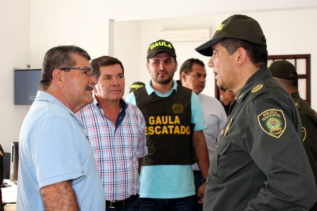 Jaime Fonseca Peñalosa, junto a su hijo Jaime Andrés, y el comandante de la Policía Metropolitana de Bucaramanga, el coronel Nelson Ramírez, luego de la operación de rescate. (Foto: Marco Valencia / VANGUARDIA LIBERAL )