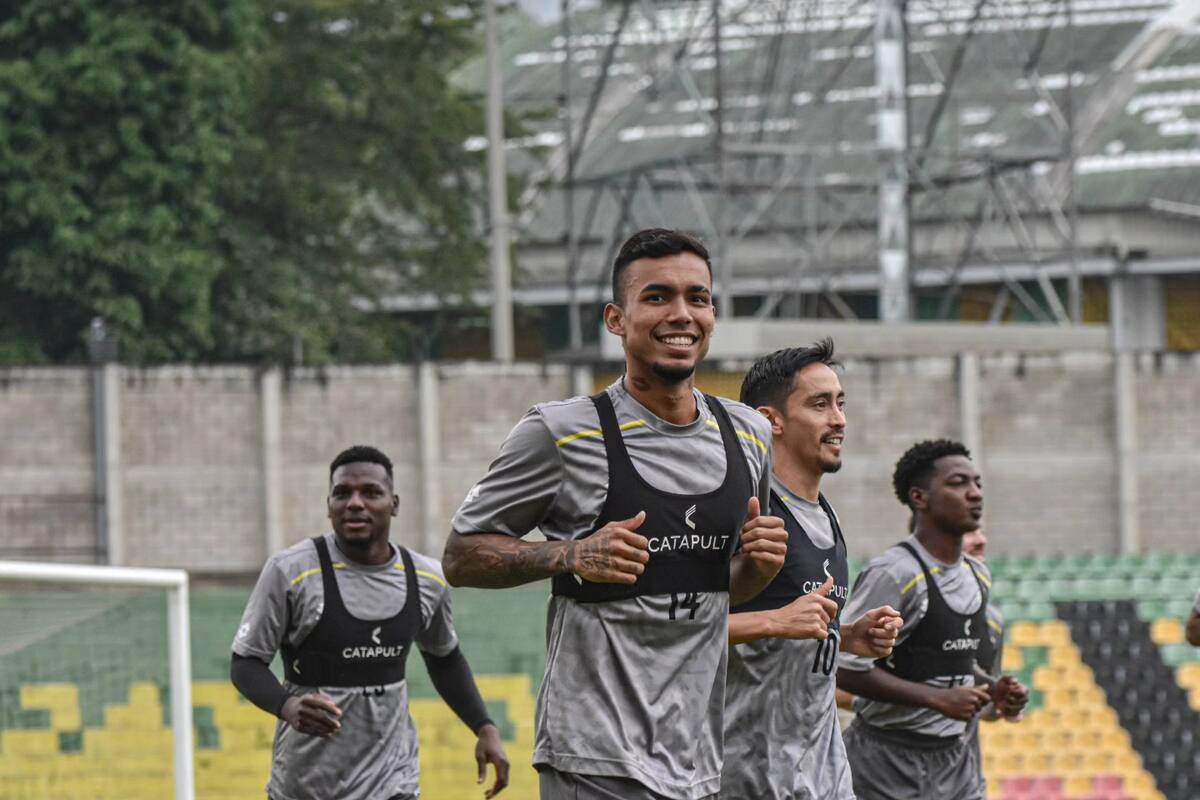 Jugadores de Atlético Bucarmanaga en medio de un entrenamiento.