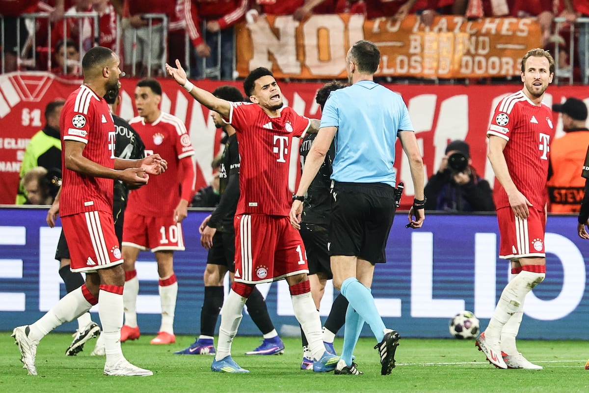 Jugadores de Bayern Múnich - en la foto Luis Díaz - reclaman al árbitro Joao Pinheiro por no sancionar penal en una mano en el área de Joao Neves, del PSG. // EFE/EPA/RONALD WITTEK