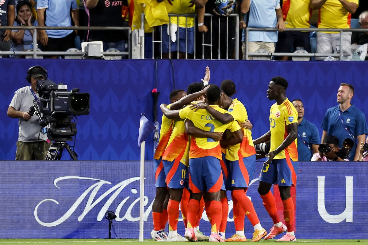 La selección colombiana celebra un gol de Jefferson Lerma durante el primer tiempo del partido de semifinales de la CONMEBOL Copa América 2024 entre Uruguay y Colombia en el estadio Bank of America de Charlotte, Carolina del Norte, EE.UU. //EFE