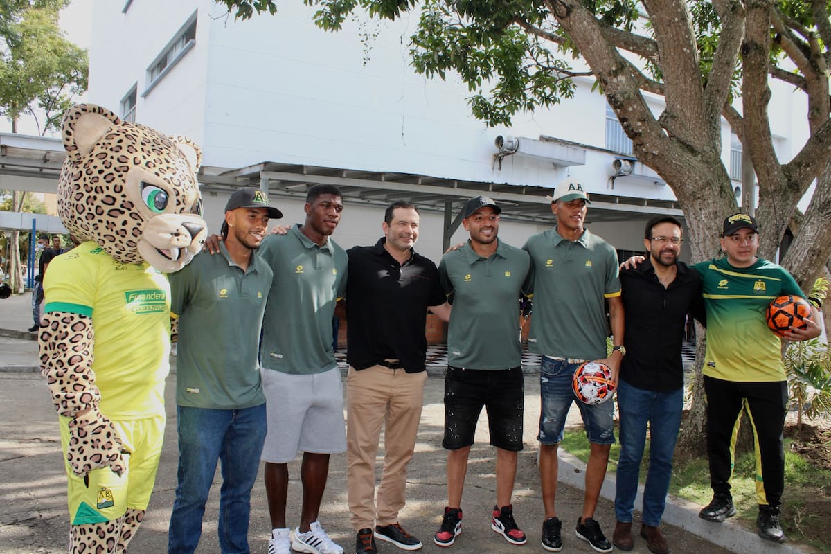 Jugadores del Atlético Bucaramanga llevaron alegría y esperanza al Hospital Universitario de Santander. Foto: Redes sociales