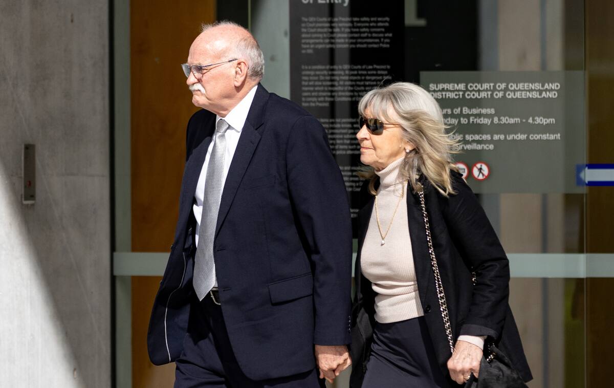 Un testigo del juicio, James Smith (L), un enterrador, abandona la Corte Suprema de Brisbane en Brisbane, Australia, el 12 de julio de 2024. EFE //