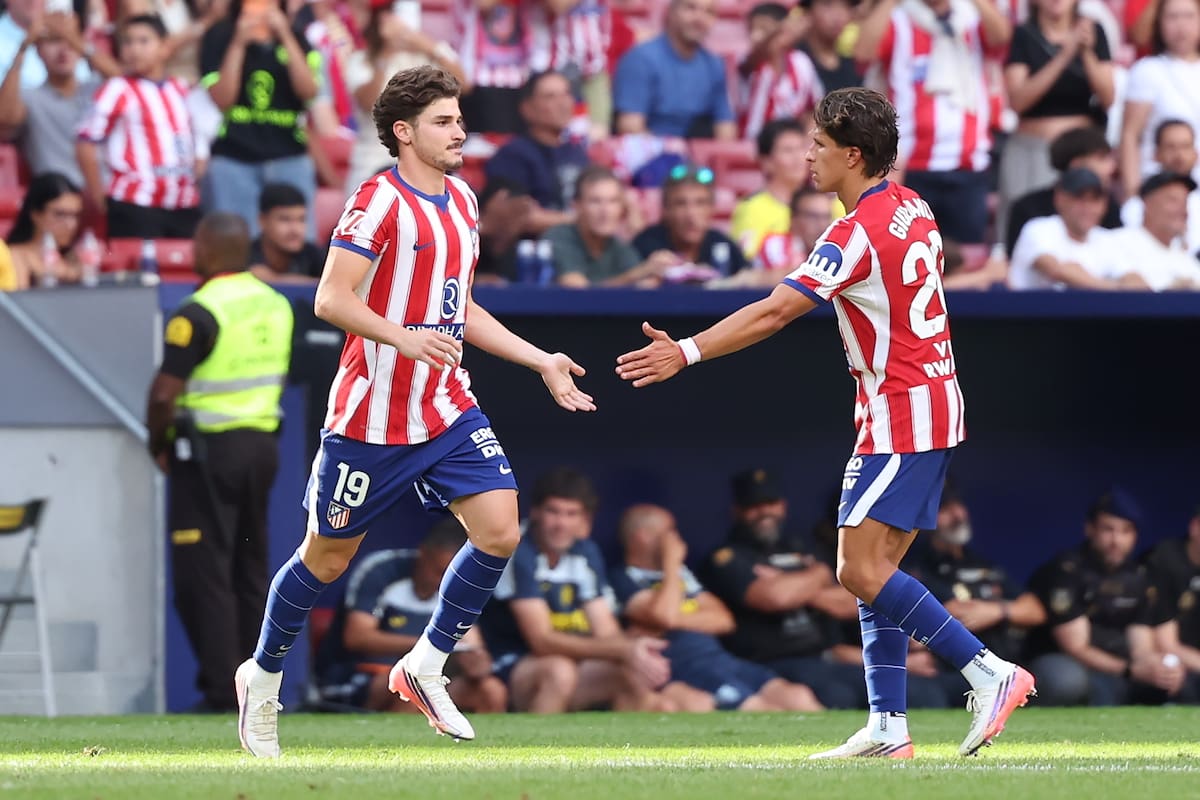 El delantero del Atlético de Madrid Giuliano Simeone (d) saluda a Julián Álvarez al entrar en el terreno de juego. //Foto, EFE: Kiko Huesca