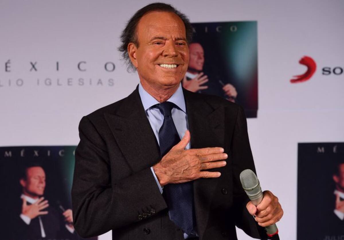 Dos mujeres denuncian en España a Julio Iglesias por agresión sexual y trata de seres humanos.